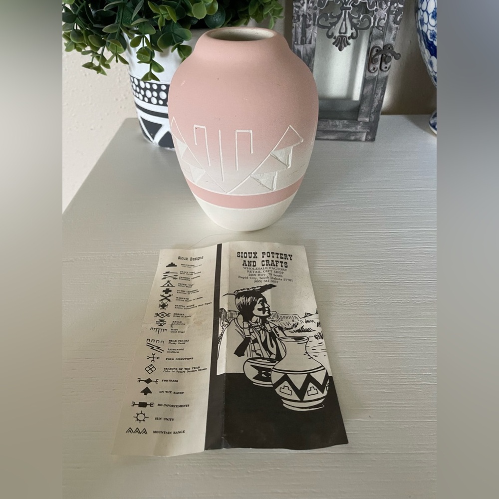Vintage Native American Indian SIOUX POTTERY VASE JAR SIGNED pink white Clay Pot